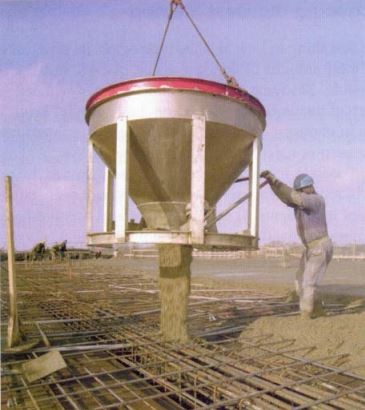 انتقال بتن با جام و روش تخیله آن (توجه شود که بتن، در نزدیک‌ترین نقطه نسبت به بتن‌ریزی قبلی باید تخلیه می‌شود)